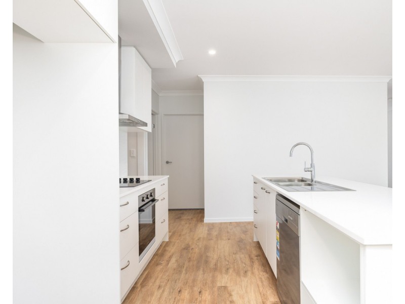 2/205 Truro Street, Urangan QLD 4655