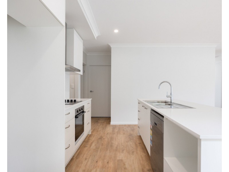 2/205 Truro Street, Urangan QLD 4655