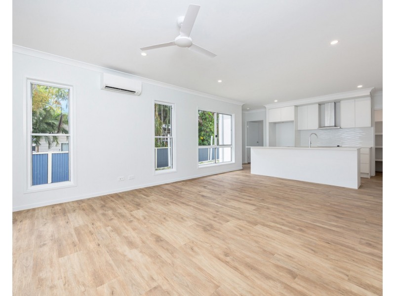 2/205 Truro Street, Urangan QLD 4655