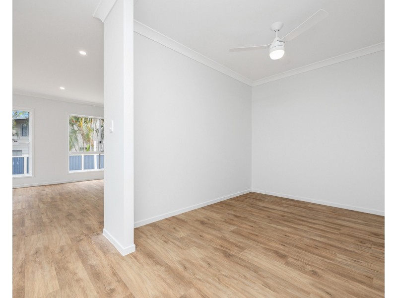 2/205 Truro Street, Urangan QLD 4655