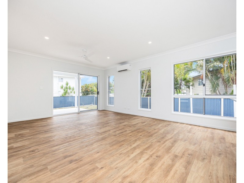 2/205 Truro Street, Urangan QLD 4655