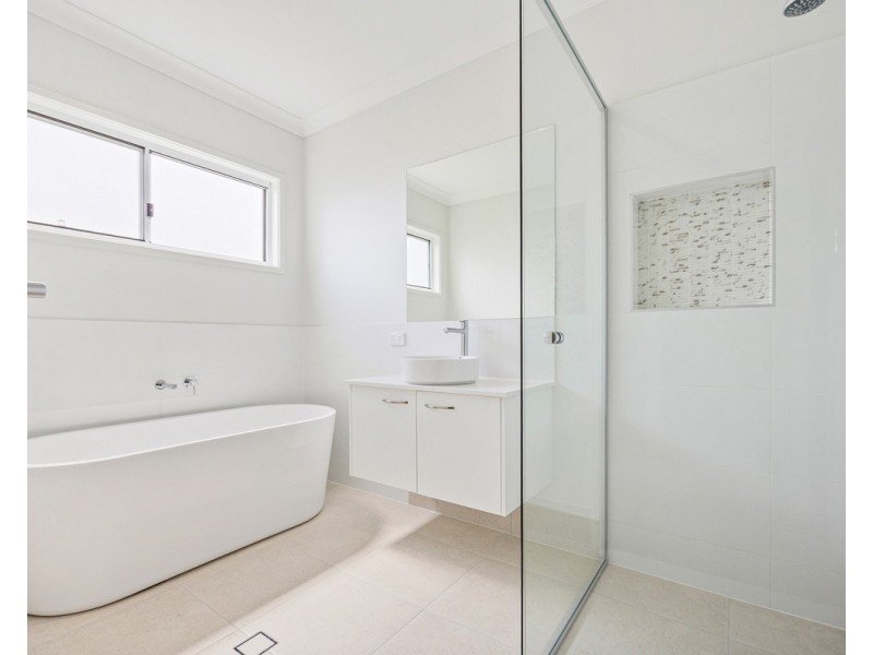 2/205 Truro Street, Urangan QLD 4655