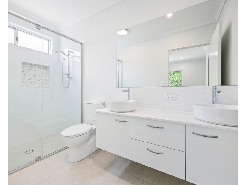 2/205 Truro Street, Urangan QLD 4655