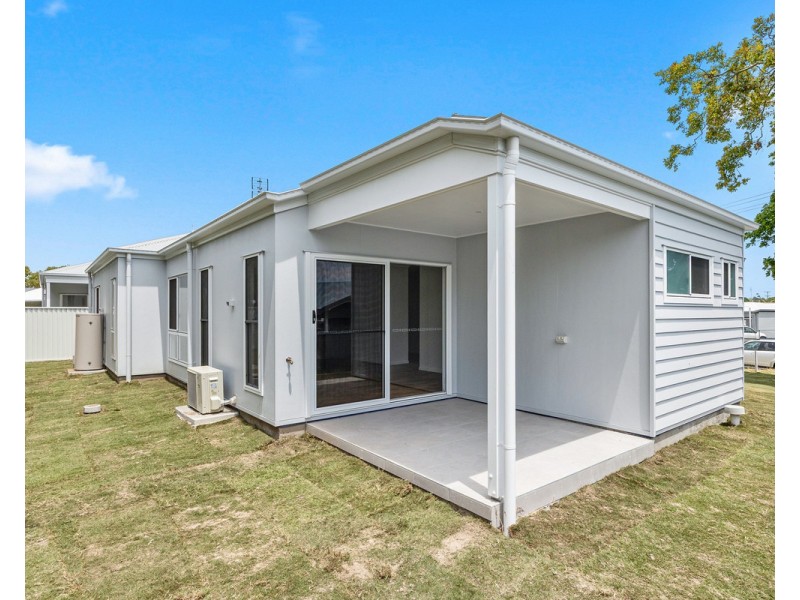 2/205 Truro Street, Urangan QLD 4655