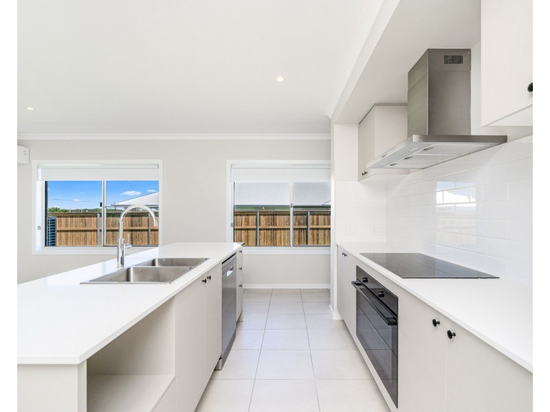 10 Hovea Circuit, Nikenbah QLD 4655