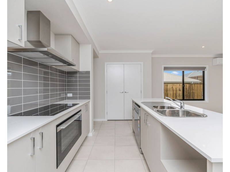 7 cooper Circuit, Nikenbah QLD 4655
