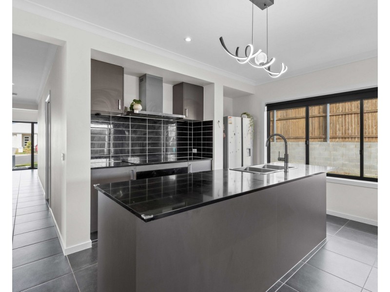 11 Miraflores Place, Wondunna QLD 4655