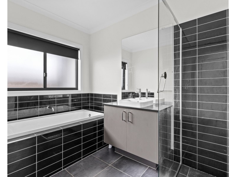 11 Miraflores Place, Wondunna QLD 4655