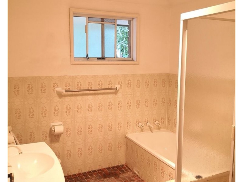 11 Bluegum Cres, Picnic Point NSW 2213