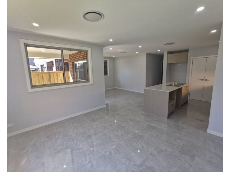 7 Stockhorse Ave, Box Hill NSW 2765