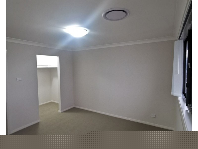 8 Van Pragg Lane, Oran Park NSW 2570