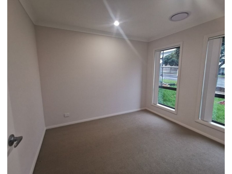 8 Van Pragg Lane, Oran Park NSW 2570