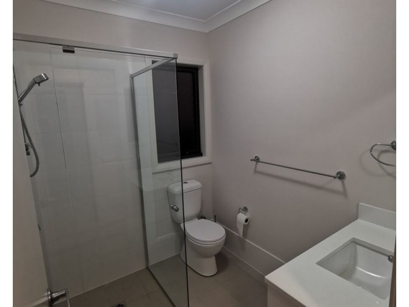 8 Van Pragg Lane, Oran Park NSW 2570