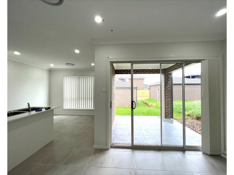 6 Van Pragg Lane, Oran Park NSW 2570