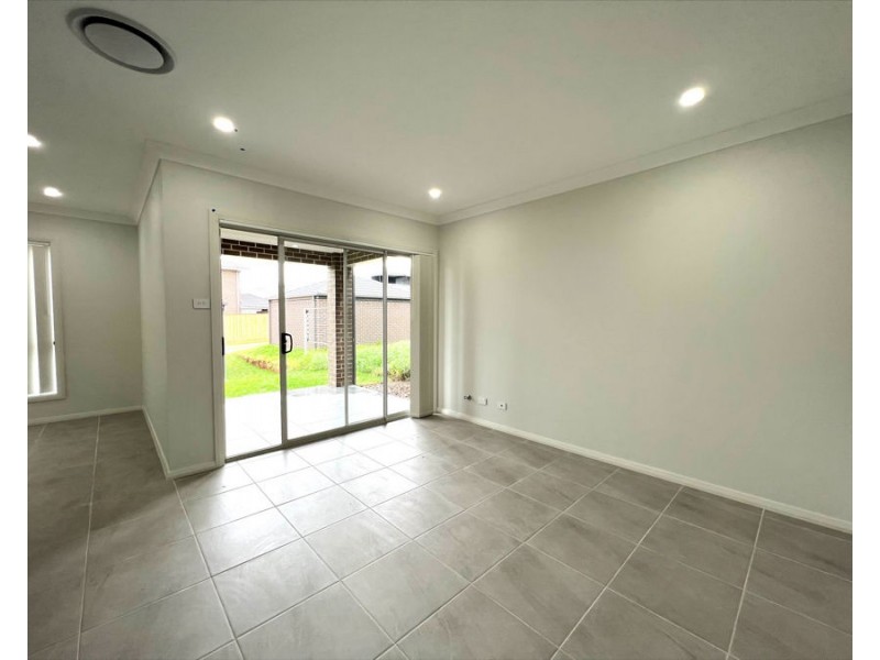 6 Van Pragg Lane, Oran Park NSW 2570
