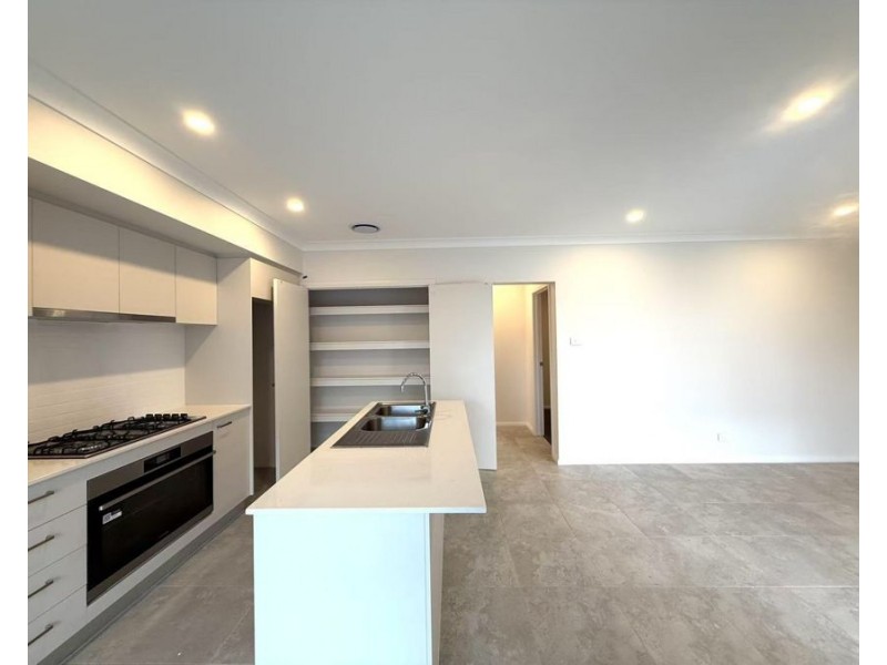 8 Massey Street, Oran Park NSW 2570