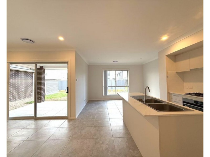 8 Massey Street, Oran Park NSW 2570