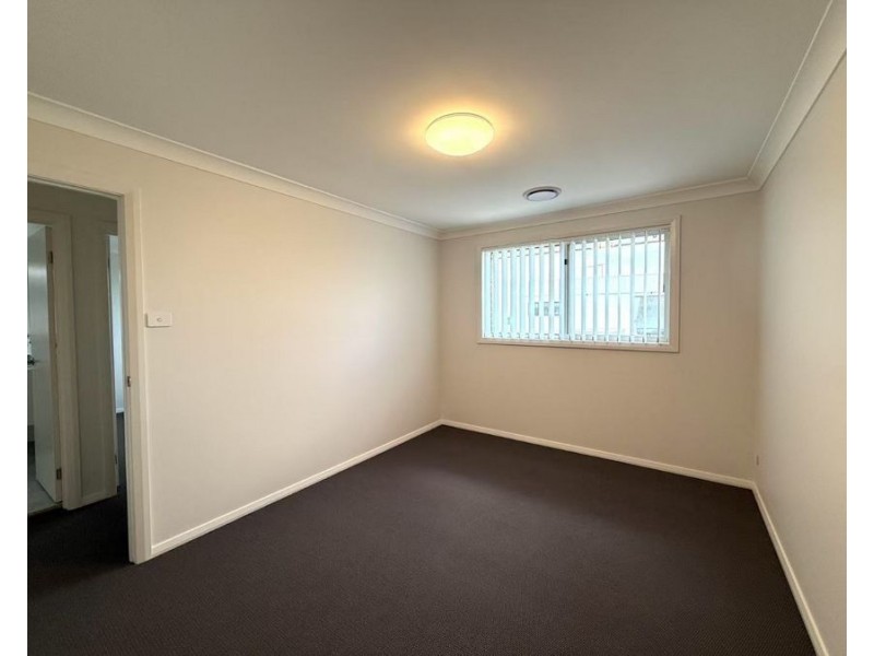 8 Massey Street, Oran Park NSW 2570