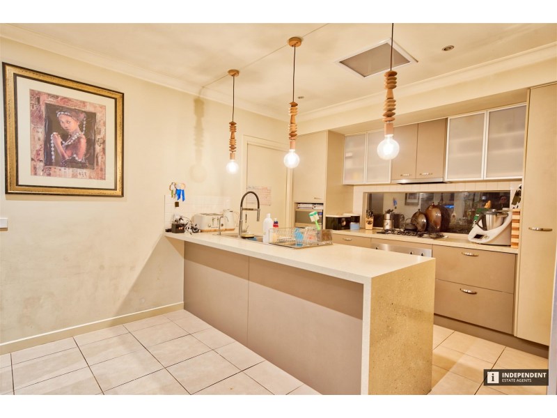 6 Aisbett Close, Lynbrook VIC 3975