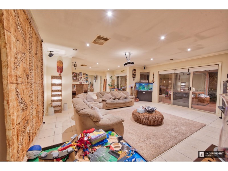 6 Aisbett Close, Lynbrook VIC 3975