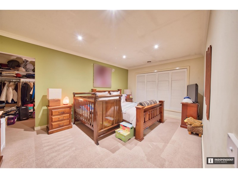 6 Aisbett Close, Lynbrook VIC 3975