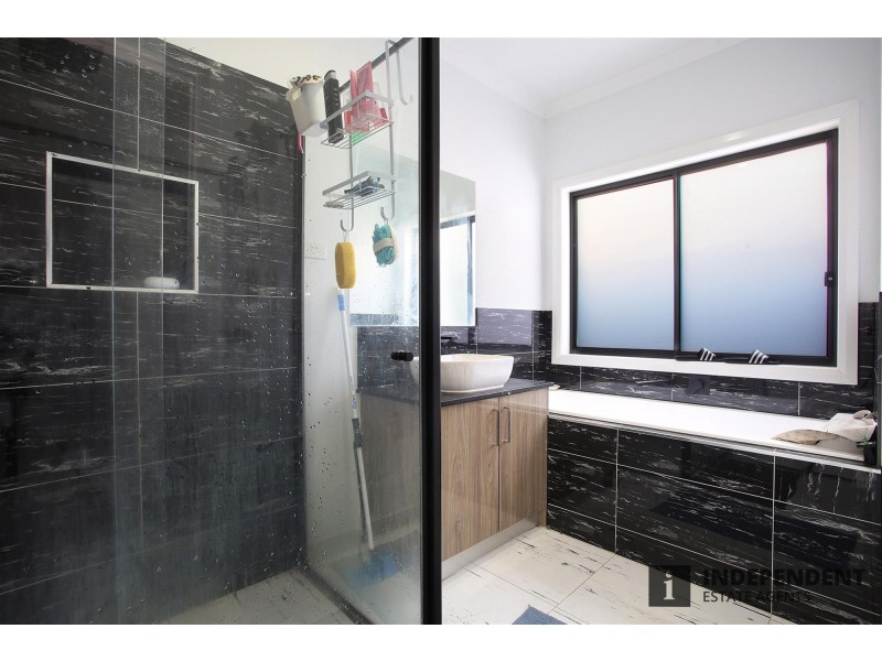 20 Canterbury circuit, Melton South VIC 3338