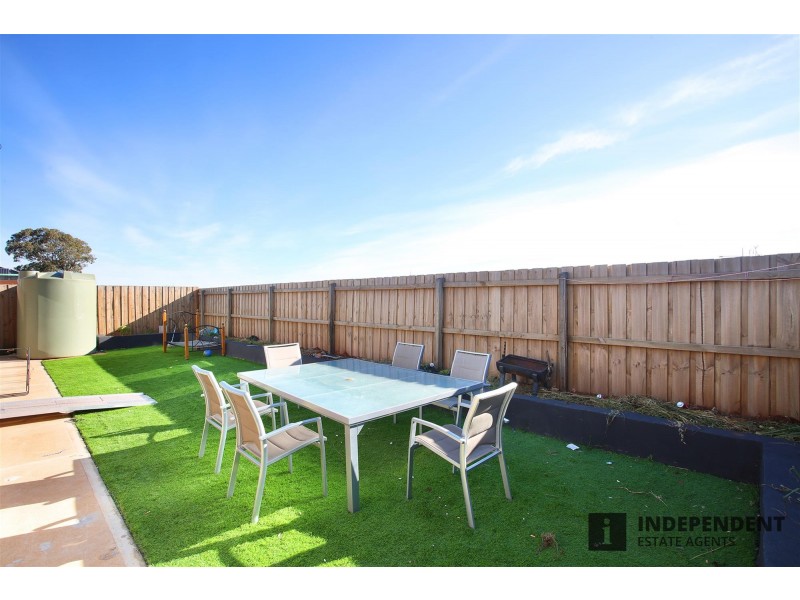 20 Canterbury circuit, Melton South VIC 3338