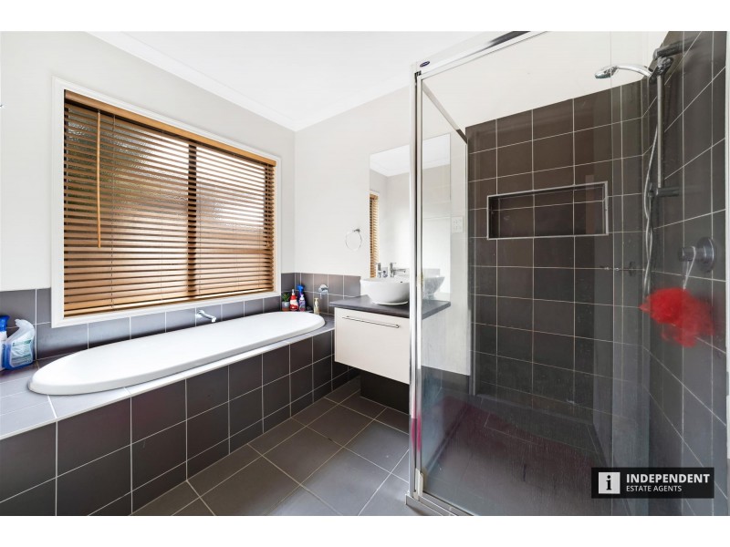 24 Kingsfield drive, Lynbrook VIC 3975