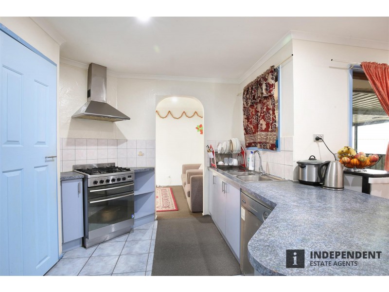 18 Flinders road, Melton South VIC 3338