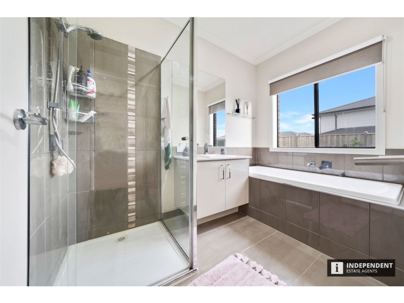 268 Heather Grove, Clyde North VIC 3978