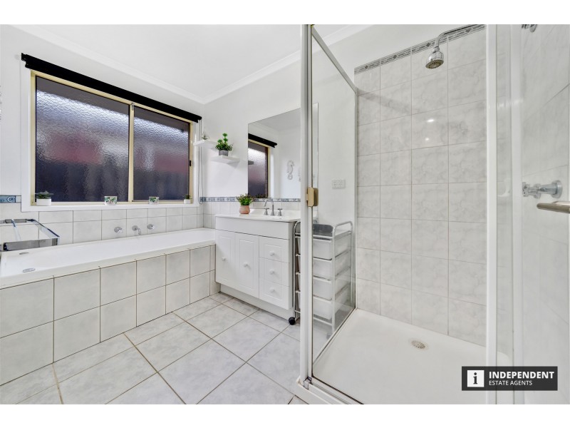 26 Linda Drive, Cranbourne West VIC 3977