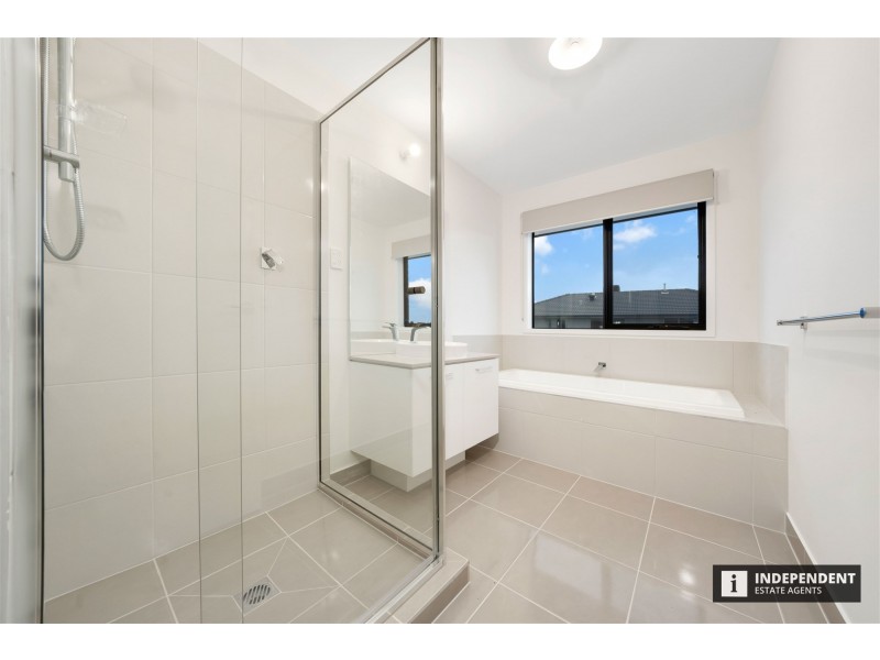 18 Treehouse Avenue, Clyde VIC 3978