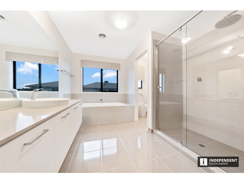 18 Treehouse Avenue, Clyde VIC 3978