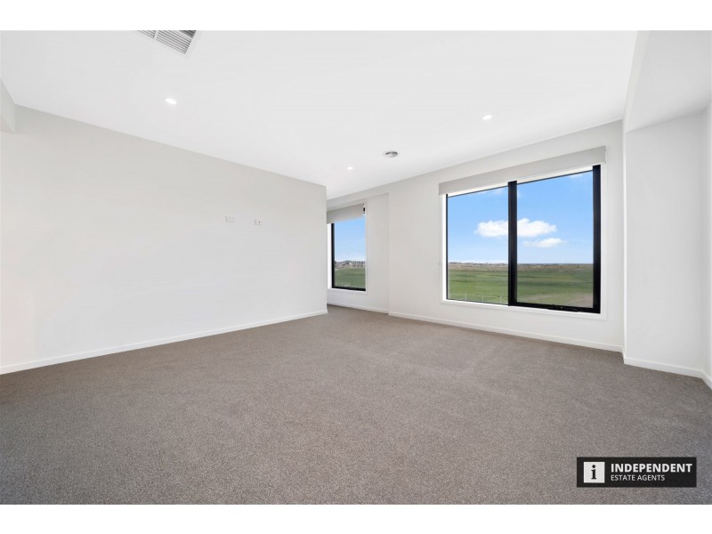 18 Treehouse Avenue, Clyde VIC 3978