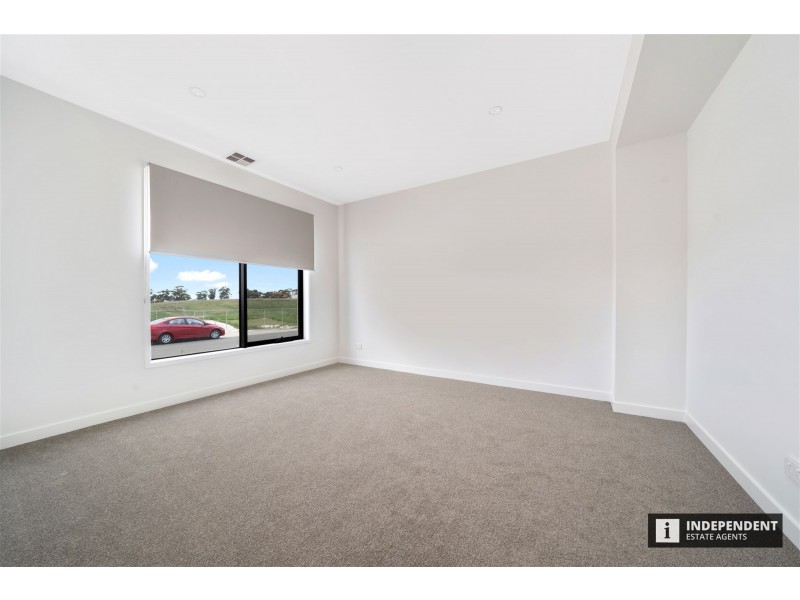 18 Treehouse Avenue, Clyde VIC 3978