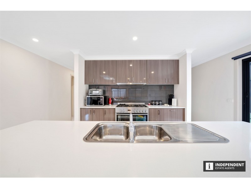 18 Serpells Way, Cranbourne East VIC 3977