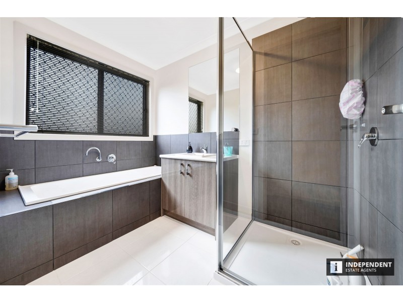 18 Serpells Way, Cranbourne East VIC 3977