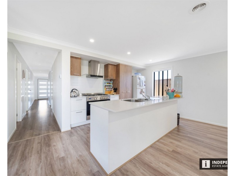 6 Fortitude Circuit, Clyde VIC 3978