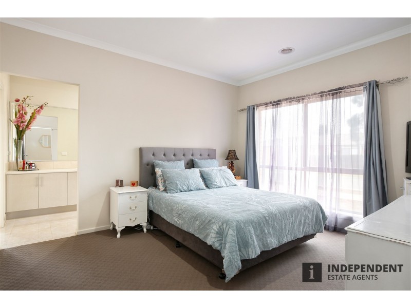 16 Hollybrook Street, Melton South VIC 3338