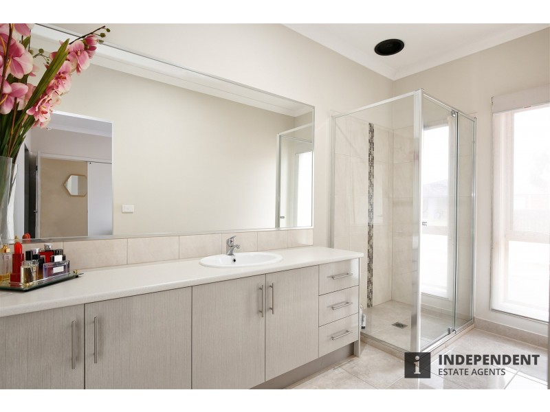 16 Hollybrook Street, Melton South VIC 3338