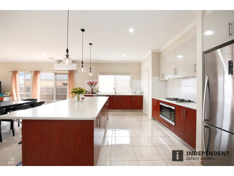 16 Hollybrook Street, Melton South VIC 3338