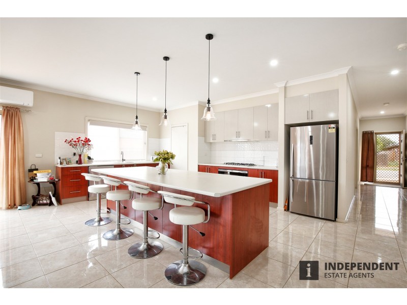 16 Hollybrook Street, Melton South VIC 3338