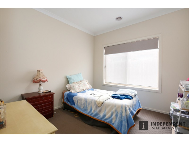 16 Hollybrook Street, Melton South VIC 3338
