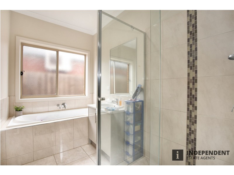 16 Hollybrook Street, Melton South VIC 3338