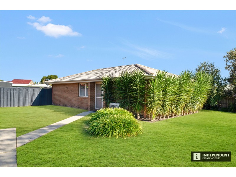 8 Terrence Dr, Cranbourne North VIC 3977