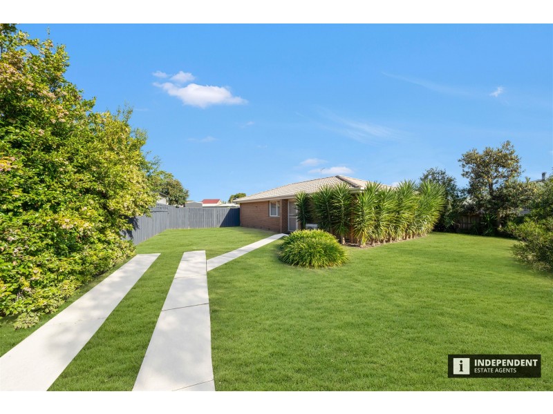 8 Terrence Dr, Cranbourne North VIC 3977