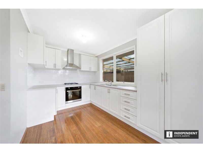 8 Terrence Dr, Cranbourne North VIC 3977