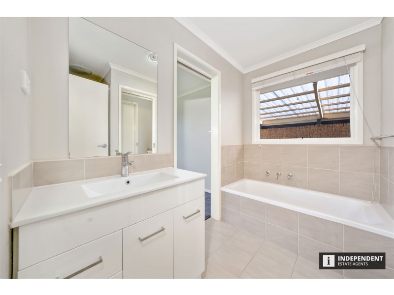 8 Terrence Dr, Cranbourne North VIC 3977