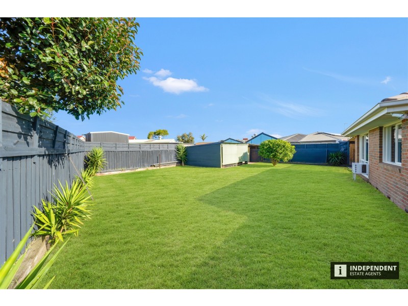 8 Terrence Dr, Cranbourne North VIC 3977