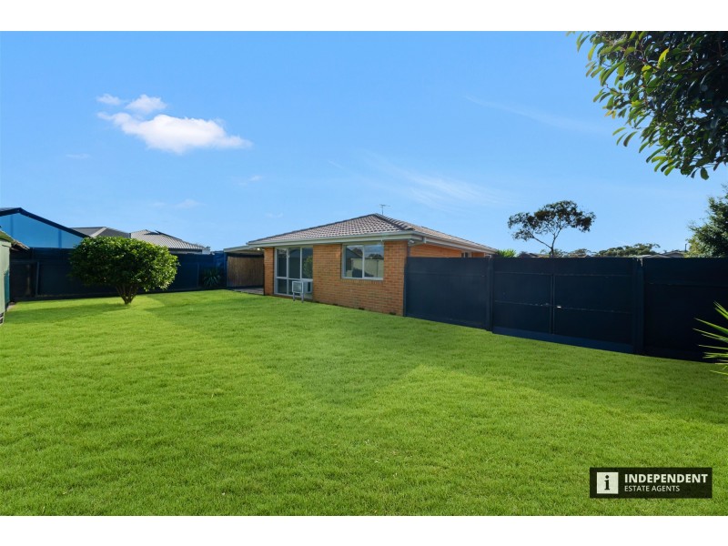 8 Terrence Dr, Cranbourne North VIC 3977